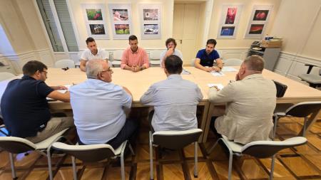 Podpis pogodbe za adaptacijo pomožnega nogometnega igrišča in atletske steze; Vir: Občina Sežana